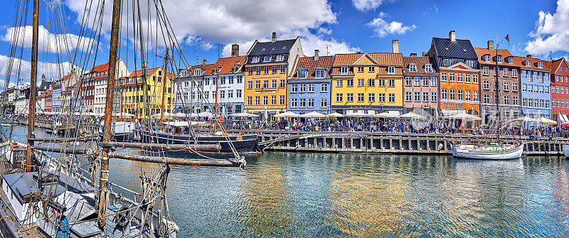 丹麦，哥本哈根- 19-06-2019:尼哈芬运河上典型的丹麦住宅